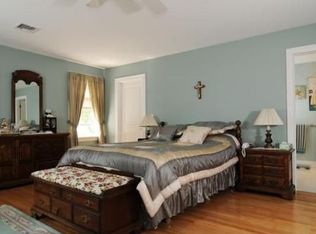 29 Crapo St, Marion, MA 02738