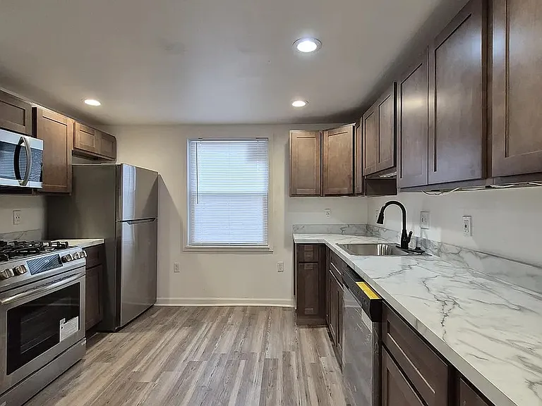 4031 Cambridge St — Photo 5