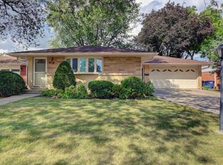330 Ambleside Rd, Des Plaines, IL 60016