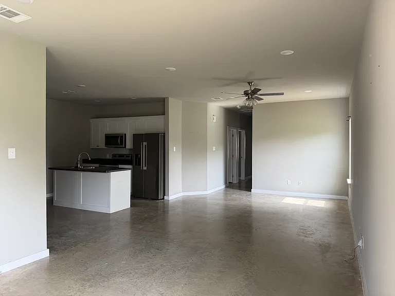 202 E Henderson St — Photo 3