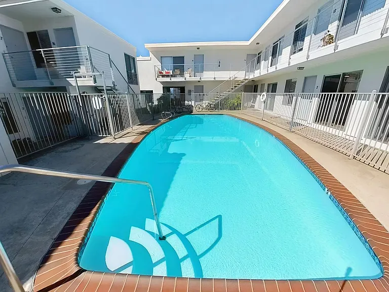 Modern University Crest Apartments 1 Month Free — Photo 3