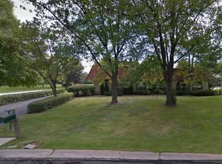 23 Bradford Ln, Oak Brook, IL 60523