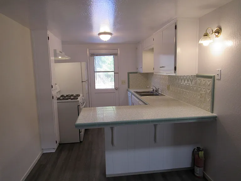 481 Hillview St — Photo 10