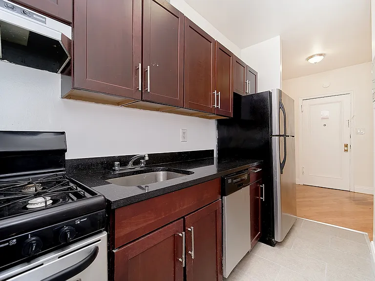 121 Seaman Ave #1E — Photo 3