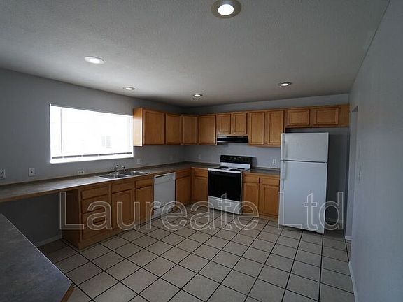 5th image of 932 N Lowell Blvd