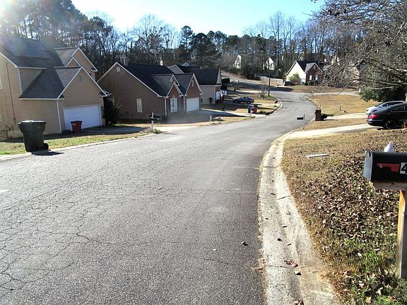 Exterior Neighborhood (street photo)