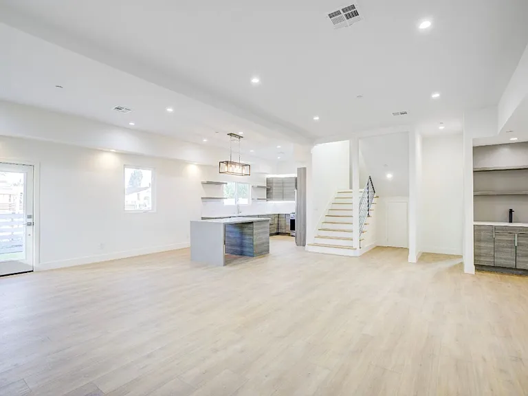 5639 Riverton Ave — Photo 5
