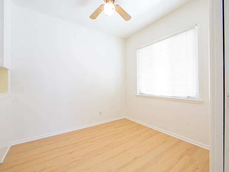 Gayley Manor Apartments — Photo 28