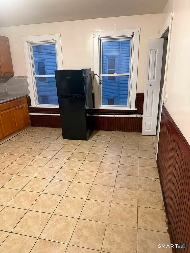 3 bed, 1.0 bath, 3416 sqft, $1,900 — Photo 4