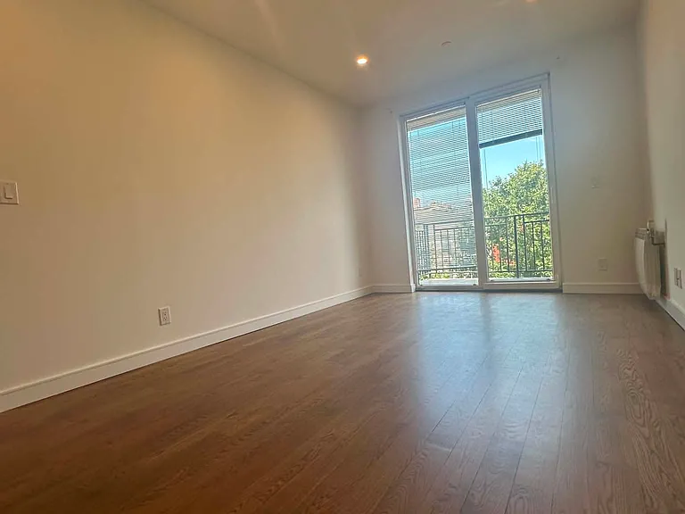 689 Leonard St #4 — Photo 4