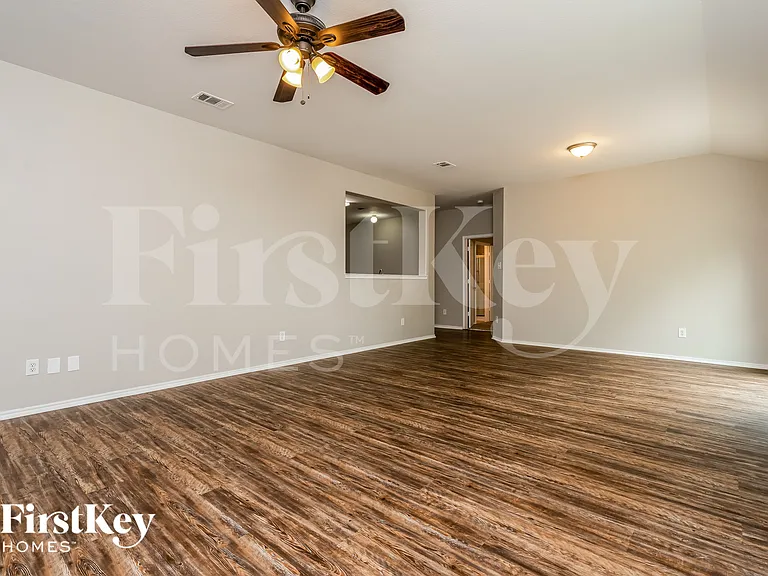 3908 Windy Point Dr — Photo 7
