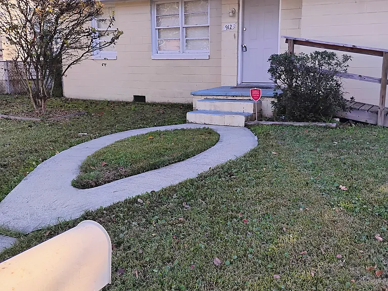 912 Carver St — Photo 4