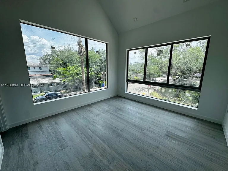3204 Plaza St — Photo 7