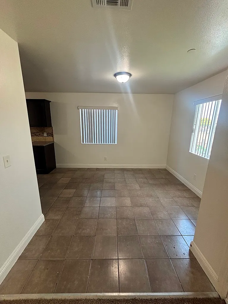 5 bed, 1797 sqft, $3,900 — Photo 4
