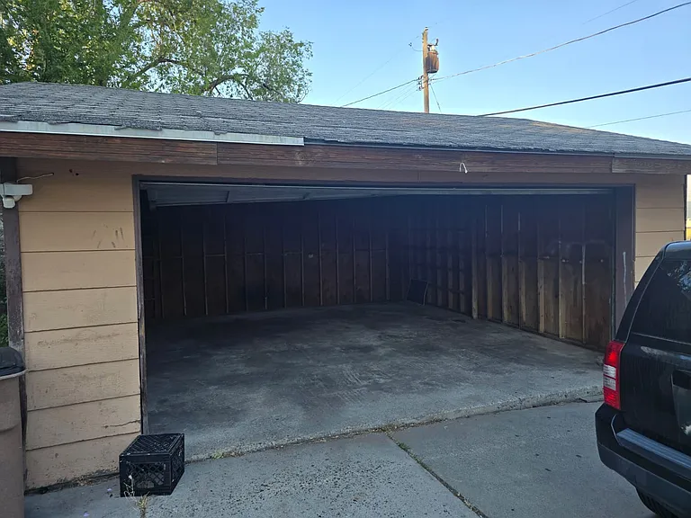 detached 2-car garage