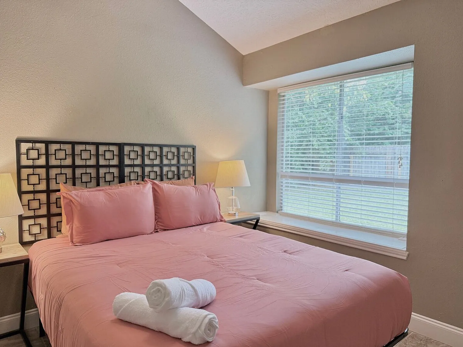 2 bed, 1.0 bath, $4,142 — Photo 4