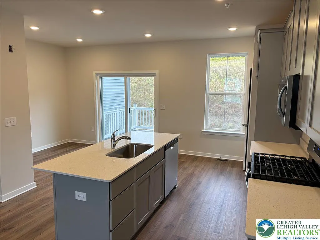 3 bed, 4.0 bath, 1731 sqft, $2,675 — Photo 3