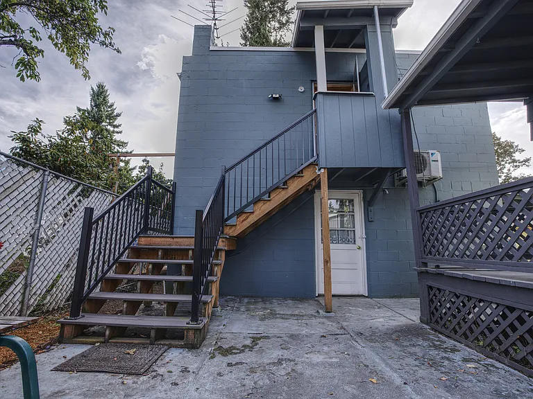 1033 Columbia Ave — Photo 6