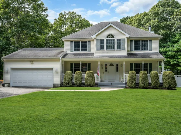 61 Washington Heights Ave, Hampton Bays, NY 11946