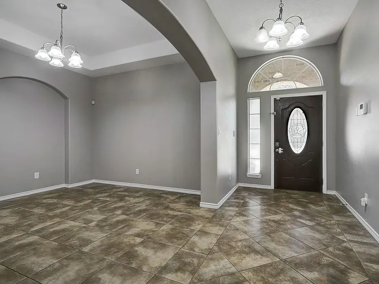 2707 Lake Breeze Ln — Photo 2