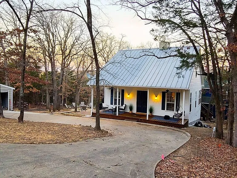 47 Wales Dr — Photo 2