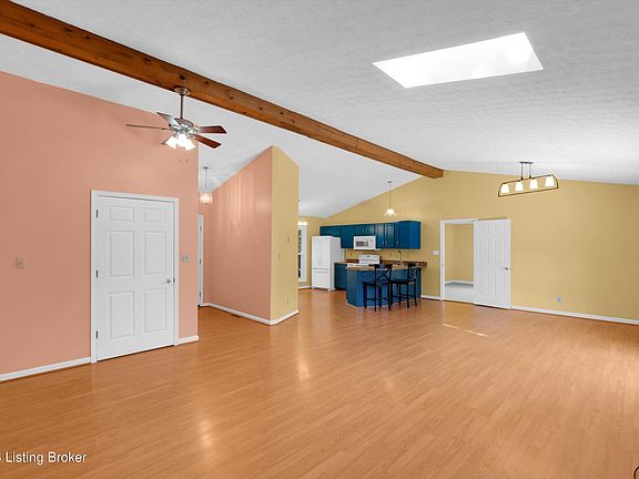 3rd image of 1711 Crestview Dr