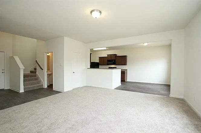 4 bed, 2.5 bath, 2133 sqft, $2,525 — Photo 3