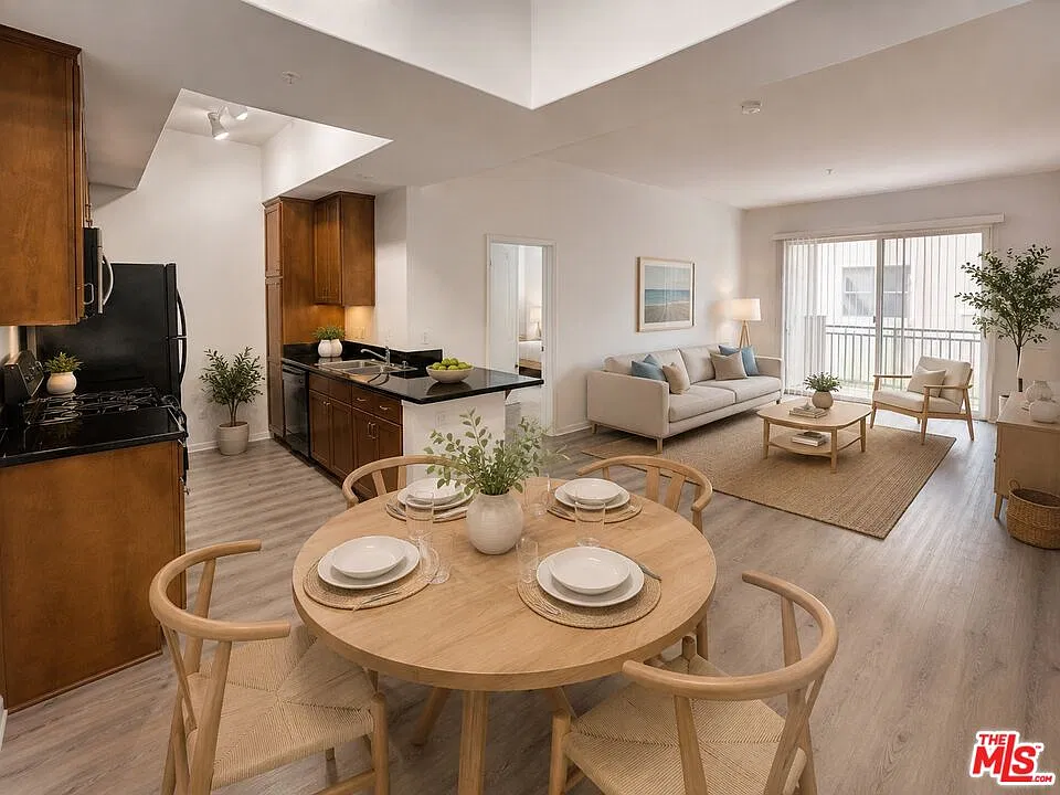 2 bed, 2.0 bath, 1000 sqft, $4,100 — Photo 2