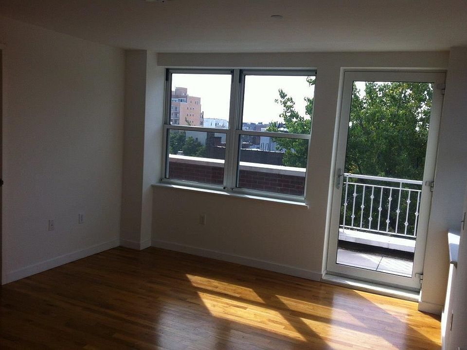 1st image of 2550 Crescent St APT 6A