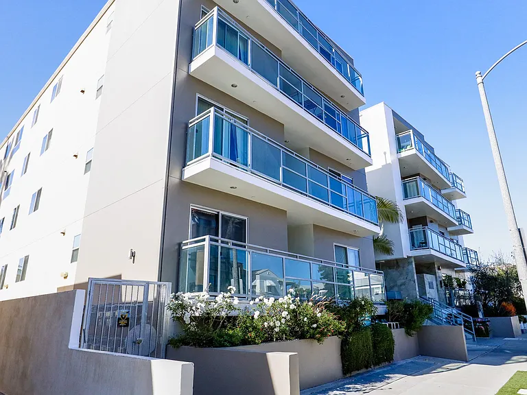 Side View of Kings Court by Wiseman