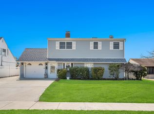 45 Walnut Ln, Hicksville, NY 11801