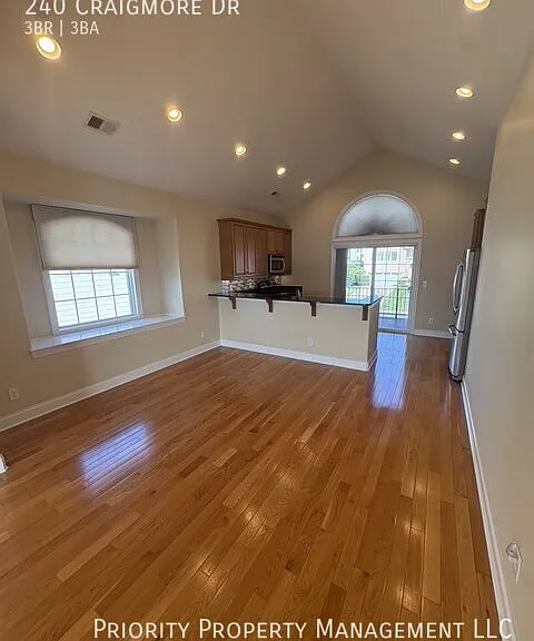 240 Craigmore Dr — Photo 9