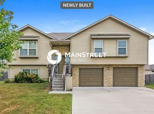 19119 Corbyn Ln, Smithville, MO 64089