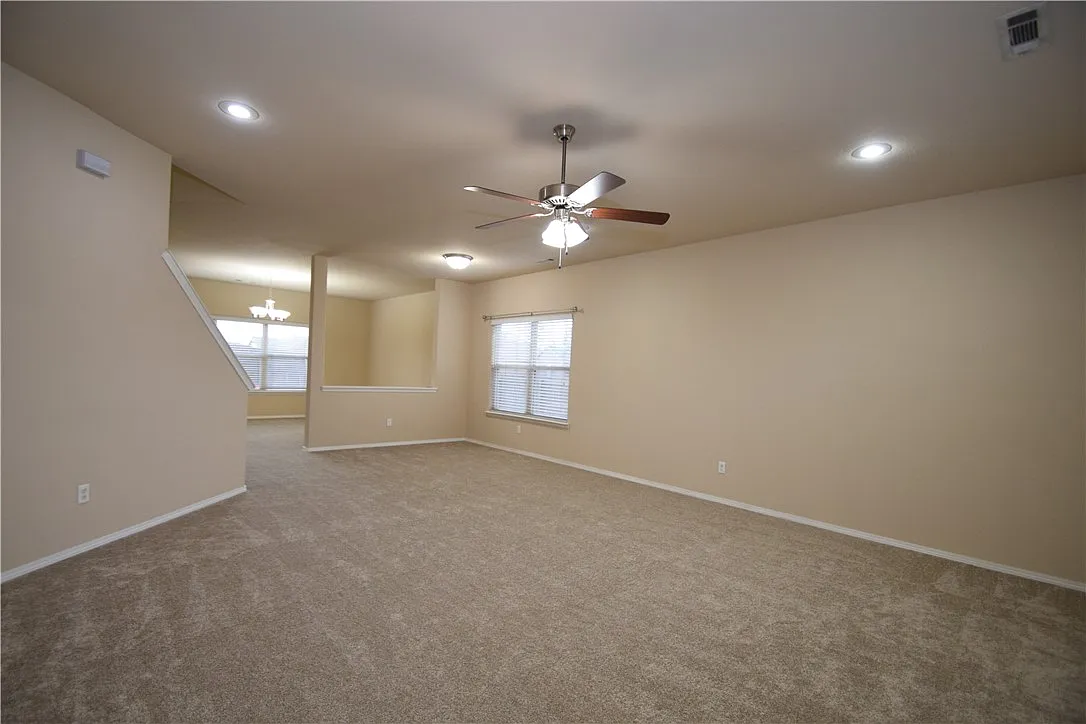 4 bed, 2.5 bath, 2793 sqft, $2,400 — Photo 2