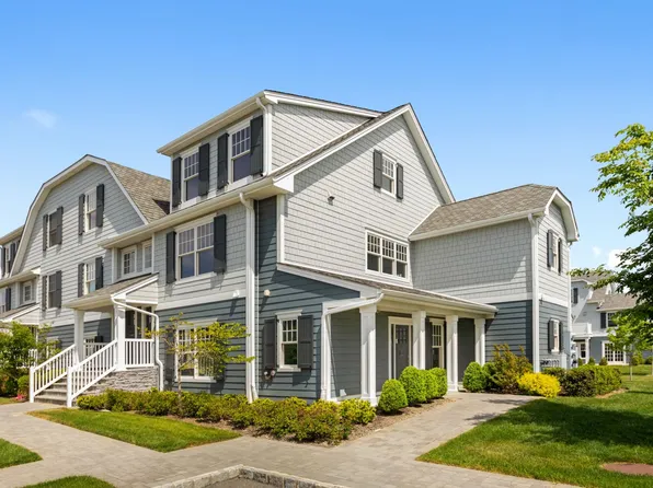 16 Village Green Dr, Southampton, NY 11968