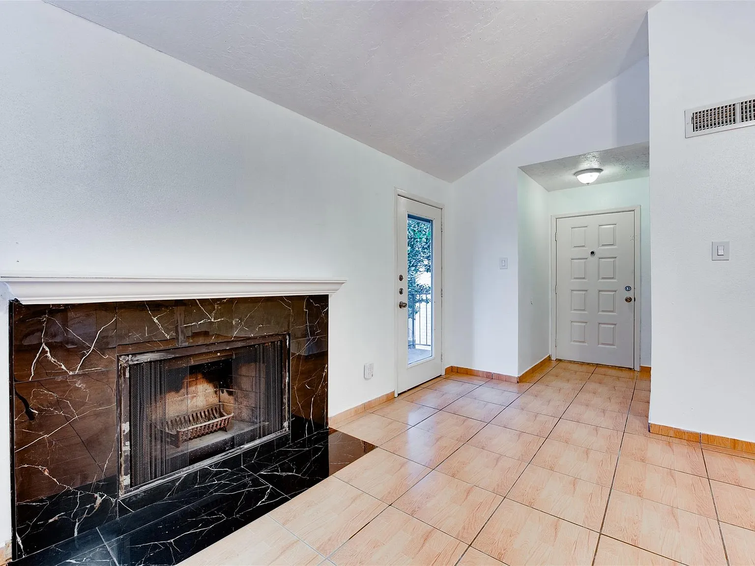 1 bed, 1.0 bath, 528 sqft, $1,000 — Photo 3