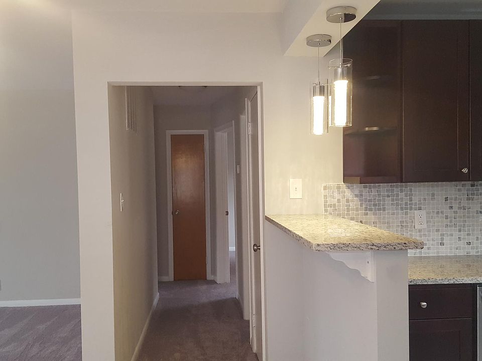 Hallway to bedrooms and bathroom