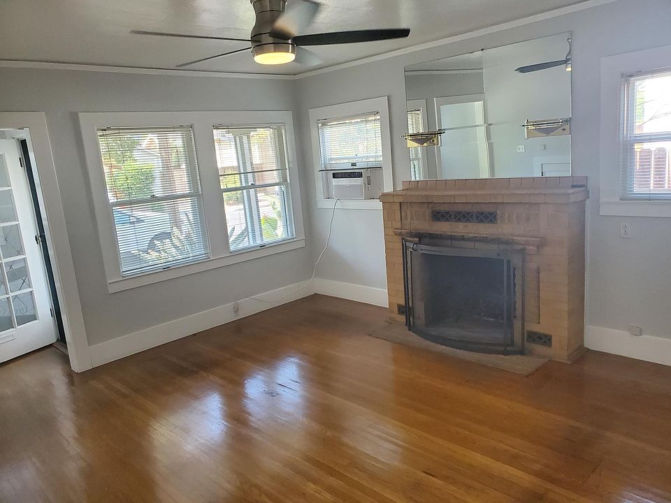 Living room w/fireplace