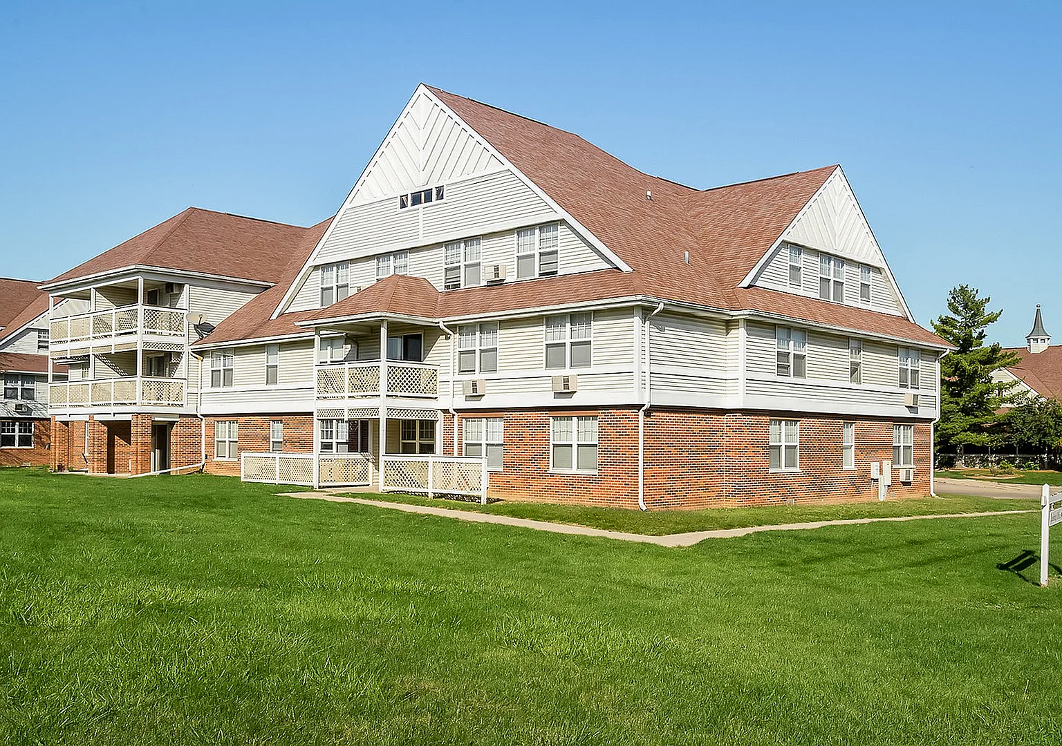 Town & Country Apartments — Photo 2