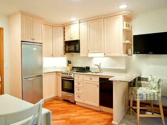 5th image of 13 Winthrop Rd Floor 24-1