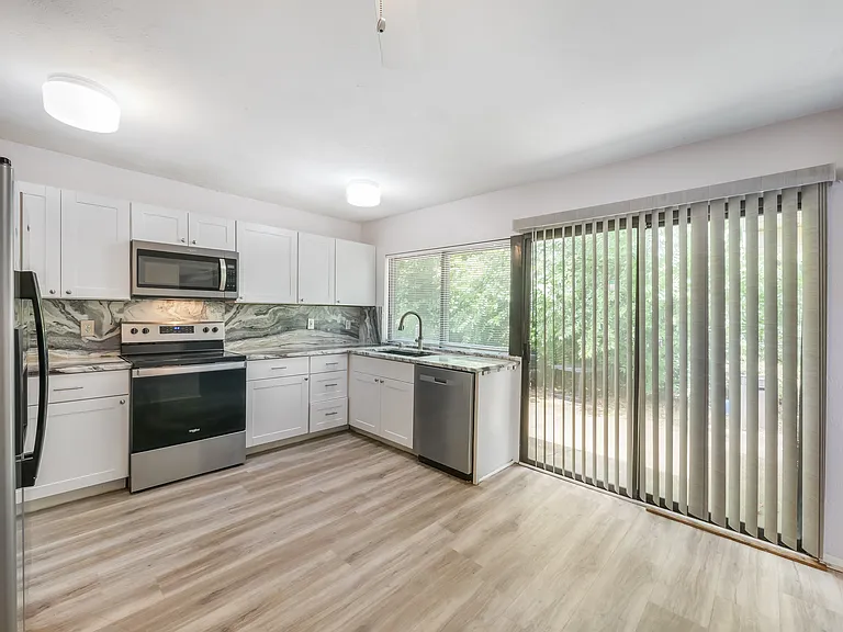 3401 Meadow Oaks Dr — Photo 8