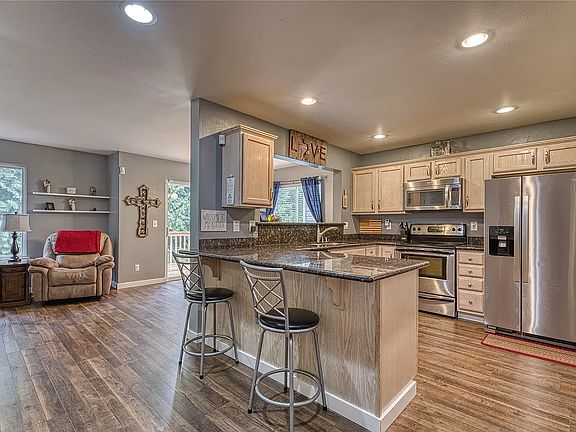 3rd image of 1016 NW Poppy Ct