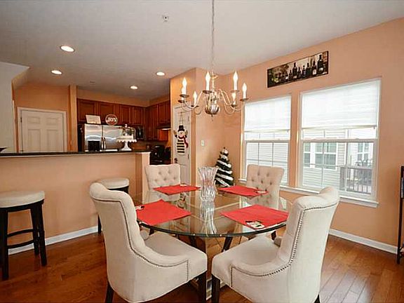 4th image of 110 Kensington Dr