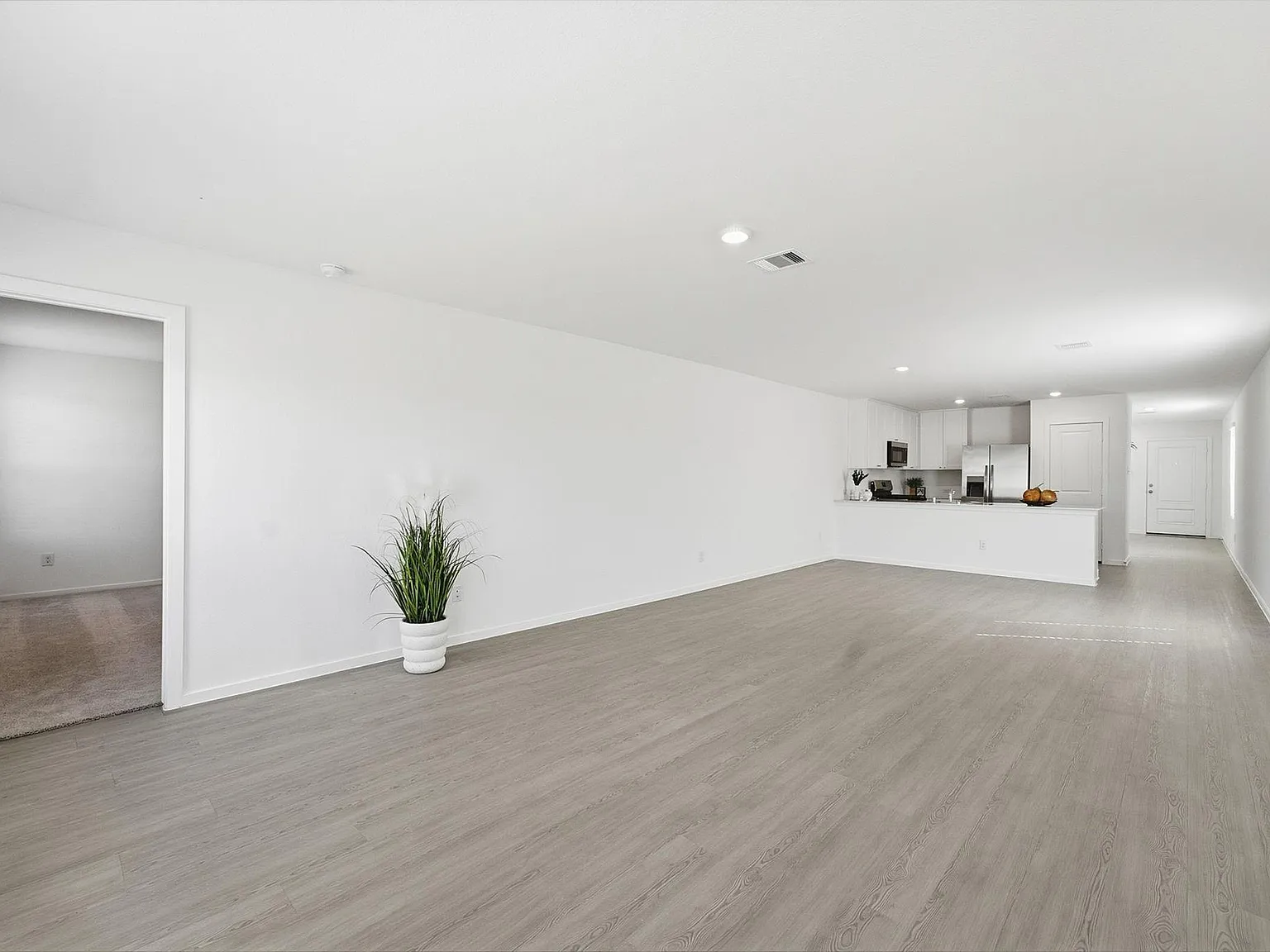 4 bed, 2.0 bath, 1600 sqft, $1,850 — Photo 3