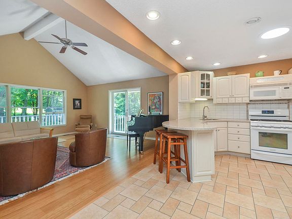 3rd image of 12484 Lakeshore Dr