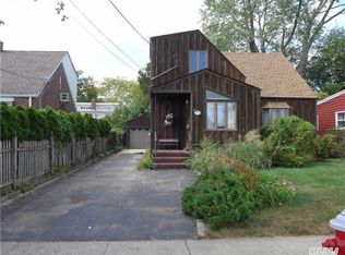 19 Farrel St, New Hyde Park, NY 11040
