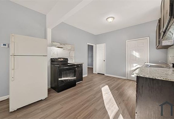 3rd image of 8211 Parnell St