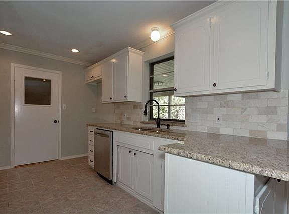 3rd image of 220 Lakeway Ct