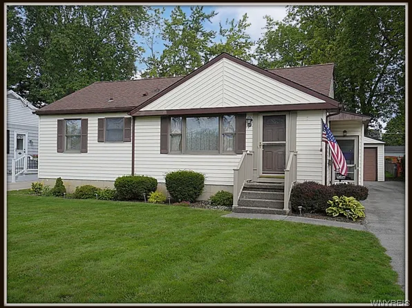 1082 Pioneer Dr, North Tonawanda, NY 14120