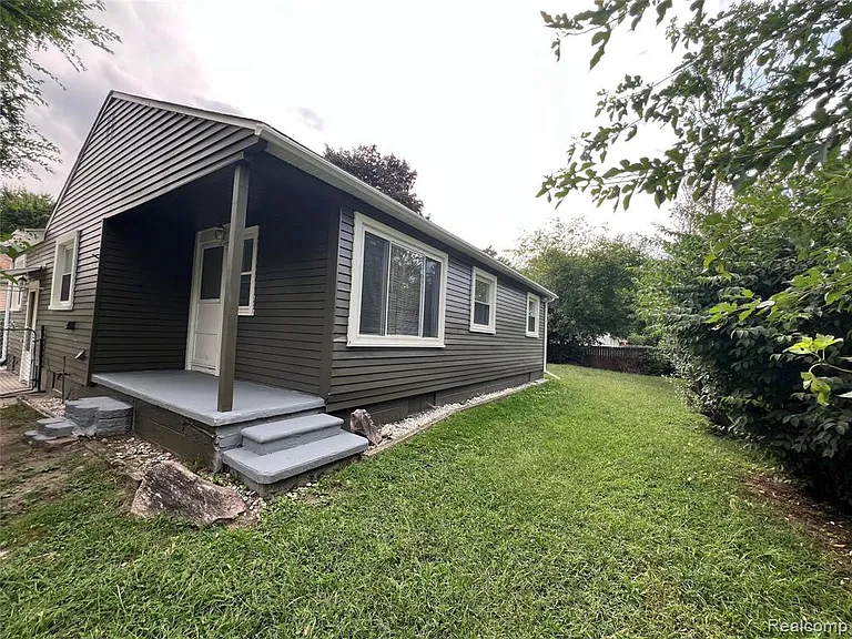 2504 Bannister St — Photo 3